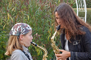 Vera und Conny spielen Saxophon
